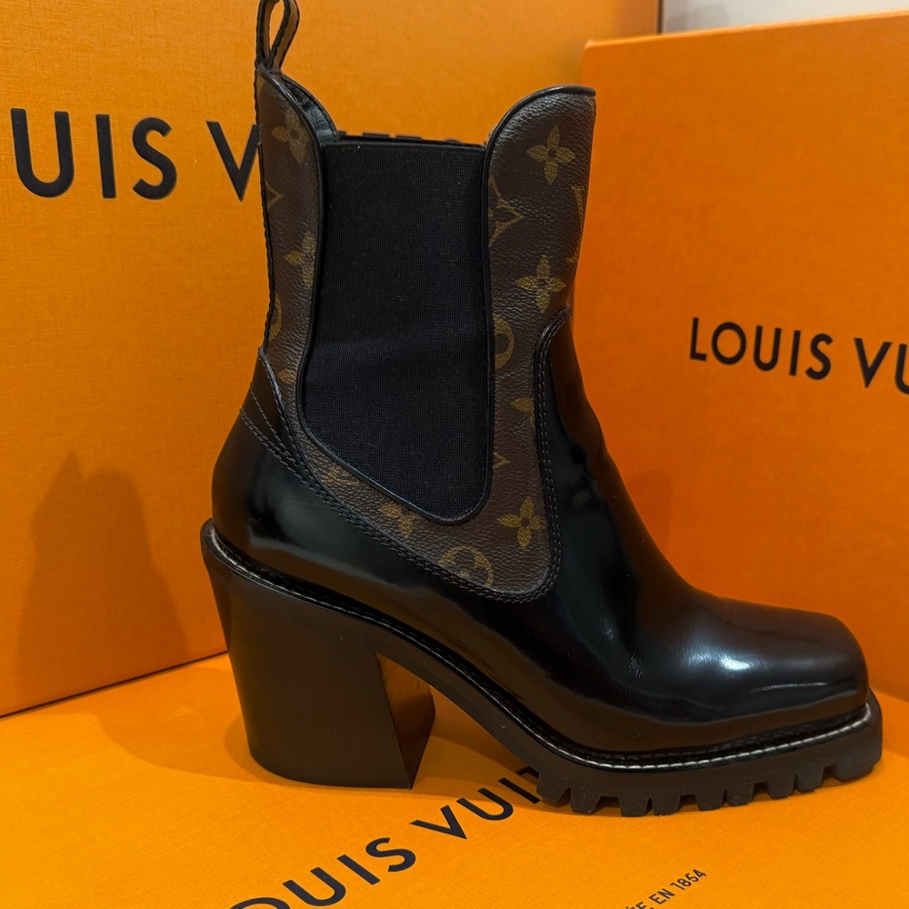 Louis Vuitton Star Trail Ankle Boot
New cond. dust bag & box
Runs small 8-8.5